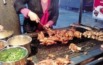 【案例】大學生“豬蹄哥”從地攤起步，一年賣出30萬只豬