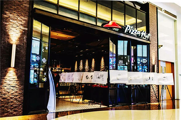 必勝客玩了半輩子標(biāo)準(zhǔn)化，為何開始玩“花”了?|餐飲界