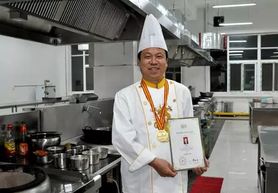 霍增魁：左手掌勺右手執(zhí)教，兩手都要抓|餐飲界