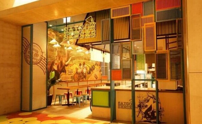 這家賣(mài)越南小吃的餐廳摻入了法式風(fēng)情，毫無(wú)違和感