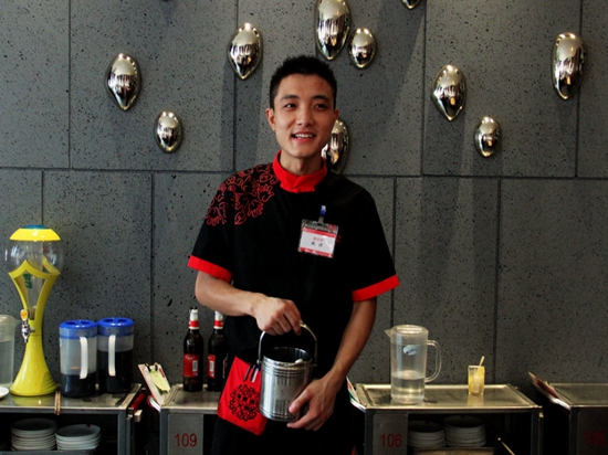 10分鐘就能學(xué)會(huì)海底撈服務(wù)，不信進(jìn)來看看|餐飲界