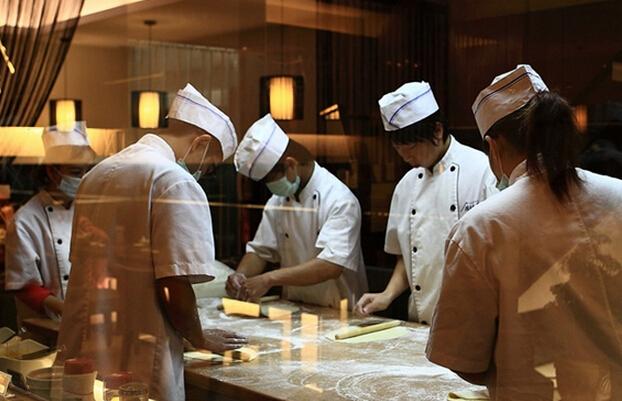 外賣平臺(tái)掀起直播后廚新潮流，消費(fèi)者深表期待