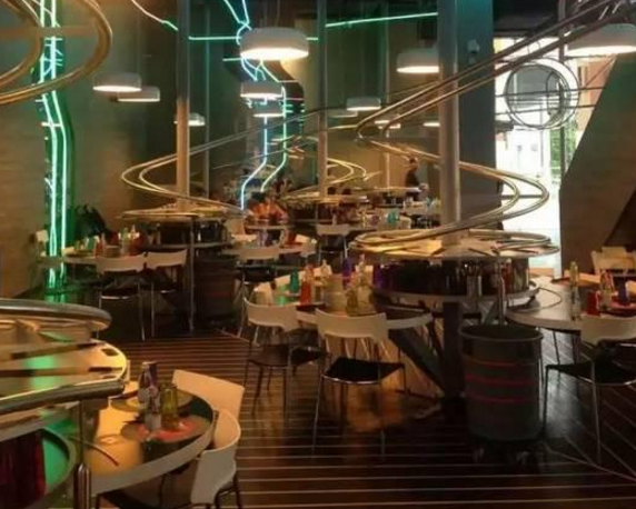 用過山車代替服務(wù)員，德國機械狂如何開餐廳