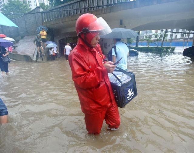 外賣小哥大冷天送外賣被偷 你們的良知在哪里？
