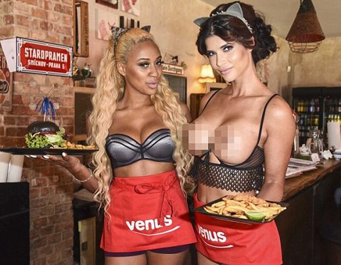 德國(guó)現(xiàn)裸體餐廳服務(wù)員裸上身服務(wù) 食客脫上衣可領(lǐng)免費(fèi)飲料的服務(wù)你滿意嗎？|餐飲界