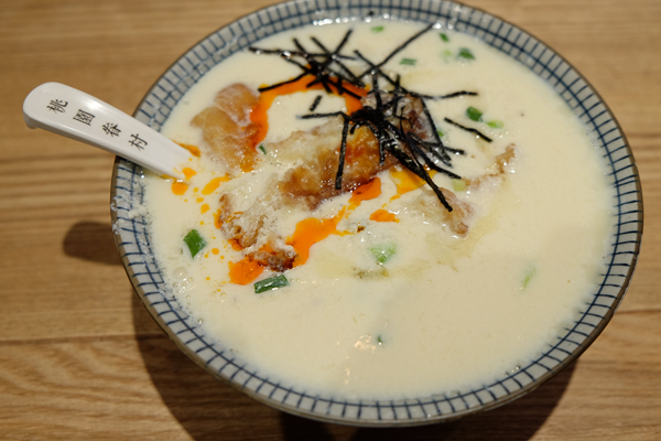 一碗豆?jié){12元，兩只包子26元…在餐飲寒冬，它靠什么讓顧客絡(luò)繹不絕