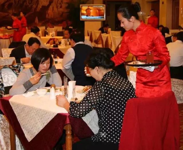 餐廳生意不好，老板竟然吃客人的剩菜……（看完沉默了！）