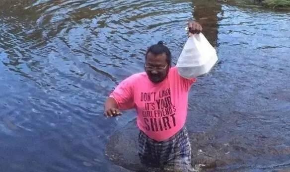 為了按時給顧客送餐，餐廳老板竟然……