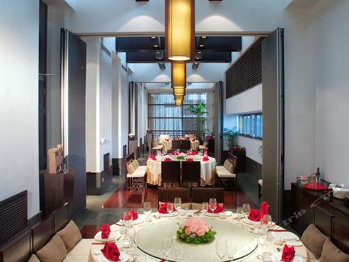 一家瀕臨破產(chǎn)的國營老酒店，如何起死回生？