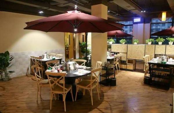 在悉尼市郊的一座購物中心里，有一家叫作”五谷“的臺灣菜館。該店被安排在商場臨街的鋪位，一墻之外就是熱鬧繁華的街道。