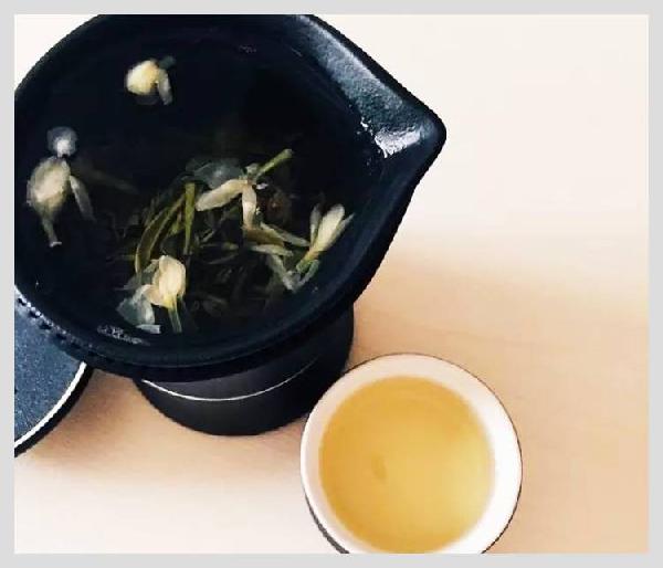 無印良品開了一家咖啡館，但主角是一款“性冷淡”的茶？|餐飲界