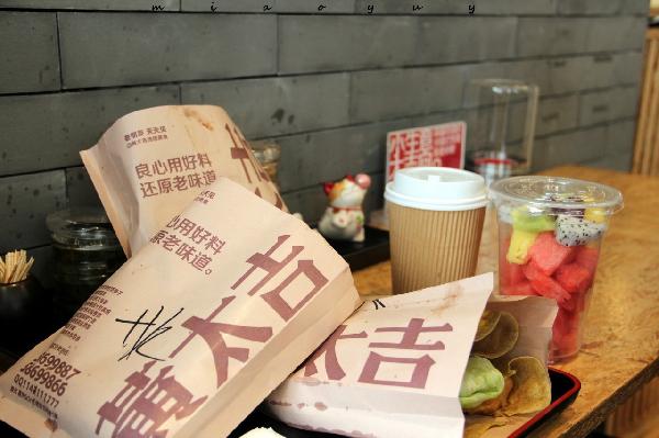 風(fēng)口上的同類，為何黃太吉關(guān)店過半，西少爺年入1億？|餐飲界