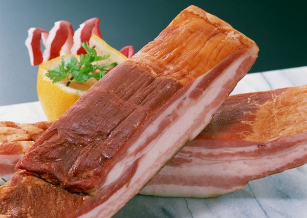 臘肉過于鮮艷慎買，選購時要看標(biāo)識聞氣味