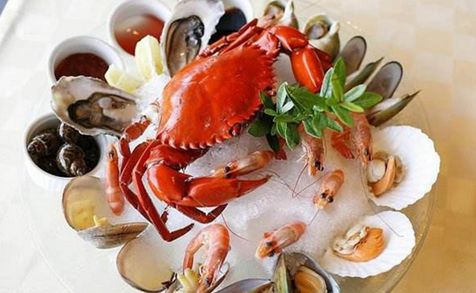 女子帶家人飯店吃海鮮 結賬時飯店要收百元加工費