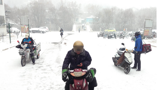 送餐小哥風(fēng)險(xiǎn)大，出事故誰(shuí)承擔(dān)責(zé)任？