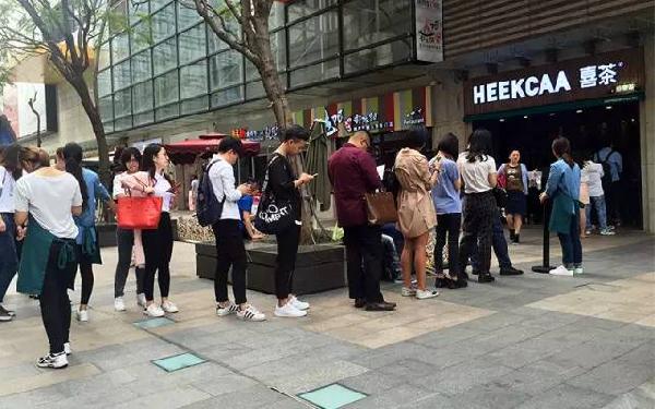 排隊(duì)6小時(shí)買一杯奶茶，這些新晉網(wǎng)紅自帶什么成功密碼？|餐飲界