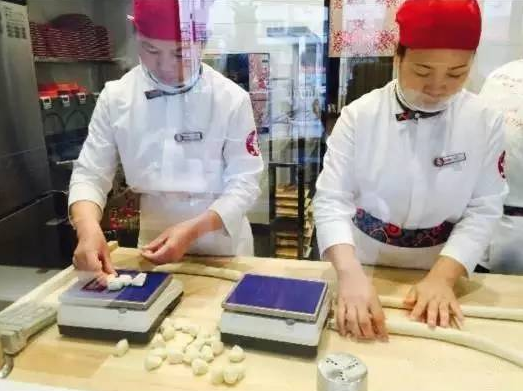 餐飲界的華為！員工靠包餃子年賺50萬！只有5款餃子卻開了420家店！|餐飲界