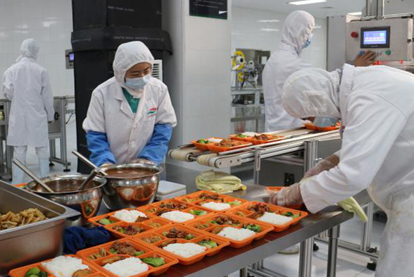 壟斷68年的火車餐終于開放：吃著火鍋唱著歌是種什么體驗？