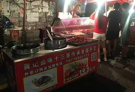 一天2000元銷售額，小龍蝦小推車模式有前景嗎？（上）