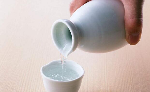 食客點(diǎn)了酒水后2人死亡，火鍋店老板被捕