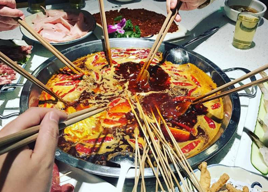 敢去紐約時(shí)代廣場秀肌肉，這個(gè)四川火鍋憑什么？
