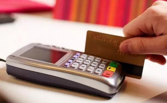 南濱路某餐廳服務(wù)員只干活不要工錢(qián)，真相讓人吃驚