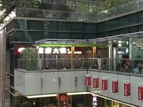 服務(wù)員底薪12800 海底撈玩這么大會(huì)死嗎？