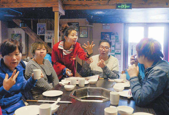 麗江一餐廳21名員工14名是聾啞人，點(diǎn)菜用iPad打手語(yǔ)