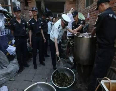 揭秘北京黑作坊粽子：豆沙長滿白毛 餡里還有小肉蟲，竟然日銷上千