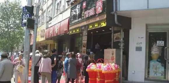 倆老太造謠新開(kāi)店的蛋糕肉松是棉花做的，被拘留5天