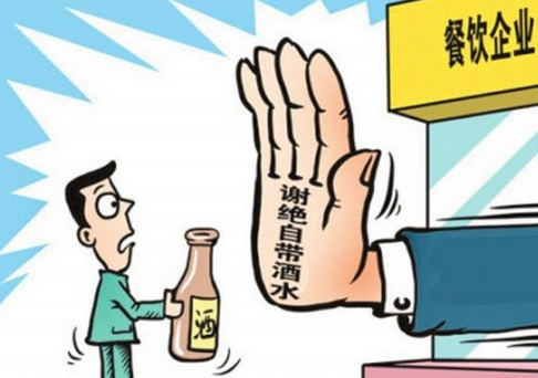 因?yàn)楣膭?lì)顧客自帶酒水，這家餐廳火了起來