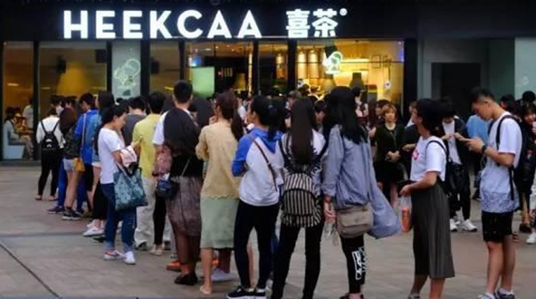 中產(chǎn)階層的污名化：為什么買喜茶、喝星巴克會(huì)被嘲笑？