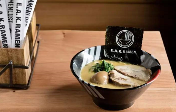 為了讓食客拍照時不忘記店名，餐館“心機地”將招牌印在了食物上