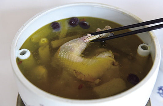 從放棄“鐵飯碗”到創(chuàng)辦餐飲企業(yè) 這道百年“雞湯”能否溫潤(rùn)你的心靈？