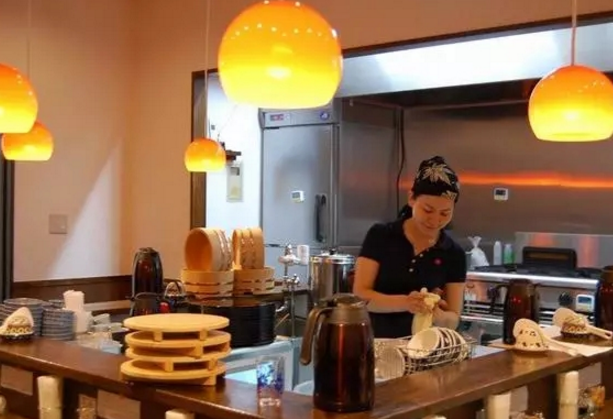 一人玩轉(zhuǎn)一家餐廳！這位日本女工程師把效率和眾包發(fā)揮到了極致