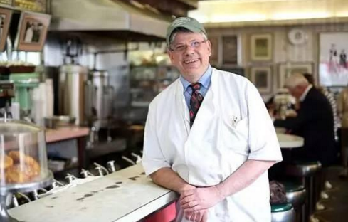 沒電腦沒wifi，這家92歲的餐廳也快活不下去了？