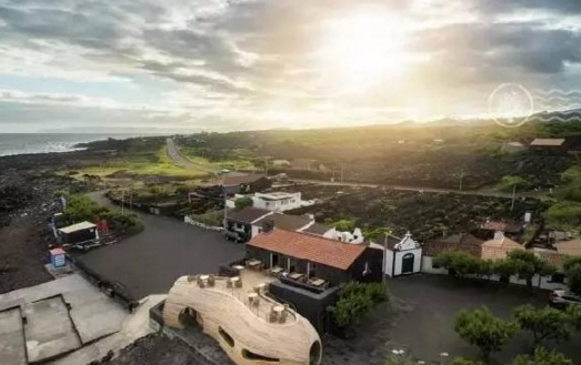 建造在巖石上的餐廳，看似鯨魚，又像酒桶！