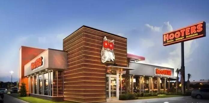 低胸白背心＋橙色熱褲＋辣舞，貓頭鷹餐廳全球開(kāi)430家店只因賣弄“軟色情”？