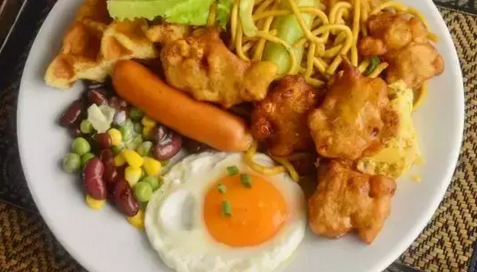 看似又累又不賺錢的街邊小店，卻比你還先買房