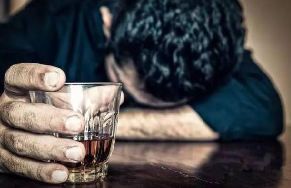 服務員背醉酒顧客摔斷腿，誰該負責？