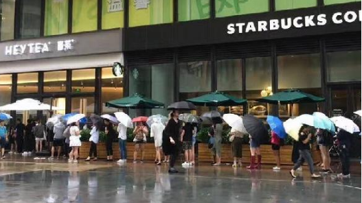 帝都開業(yè)首日排隊排到星巴克門口！喜茶離成為“巨頭”還有多遠(yuǎn)？