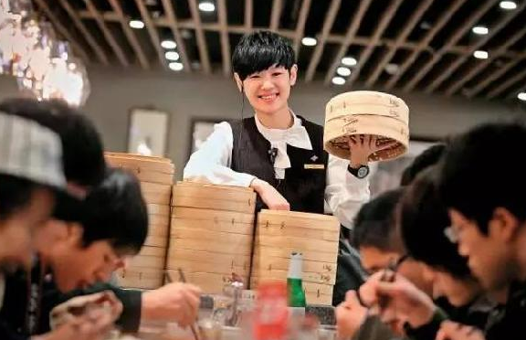 鼎泰豐員工忠誠度高、服務(wù)水平強(qiáng)的秘密原因是？