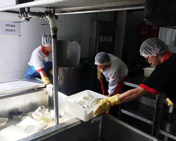 “老鼠門”后這11天，海底撈后廚都發(fā)生了什么？|餐飲界