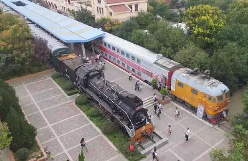 在火車上開美食街，一列車廂一個門店，租客瘋搶，人氣爆棚