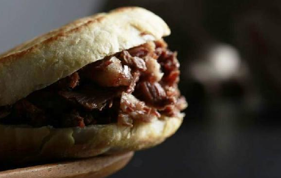 第一次創(chuàng)業(yè)失敗后，他3年磨一劍，讓驢肉火燒今年大火！