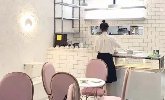 餐廳前臺(tái)菜單設(shè)計(jì)得好，顧客抬頭就會(huì)點(diǎn)單