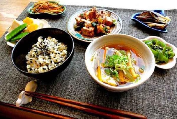 大肆擴(kuò)張的日料比艱難前行的中餐，到底好在哪？|餐飲界