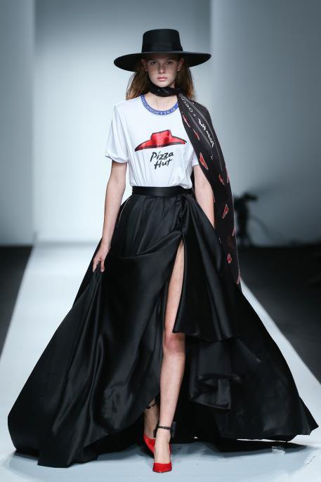 必勝客時裝周T臺發(fā)新品，跨界營銷如何玩出新花樣？|餐飲界