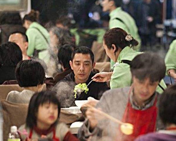 海底撈“變態(tài)”服務(wù)再升級！這次用的是黑科技……|餐飲界