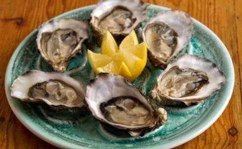 因語(yǔ)言不通，兩人一頓午餐被要價(jià)4049元